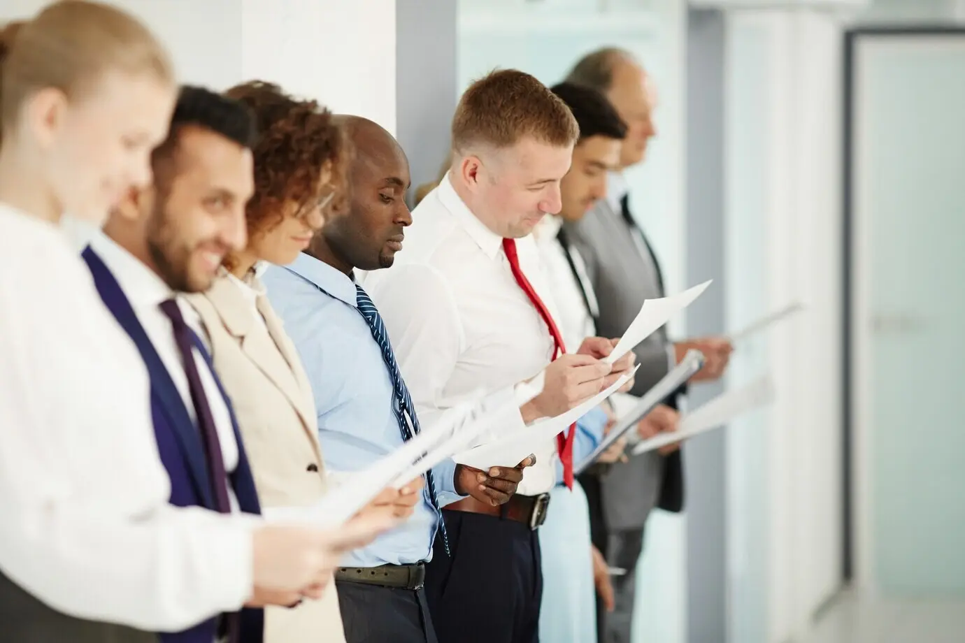 ¿Podrías proporcionar el texto completo de la descripción para poder parafrasearlo en español?