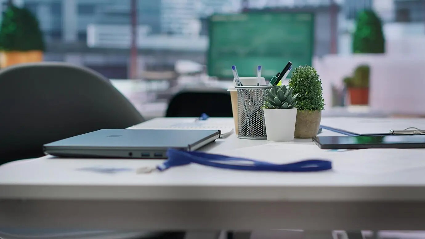 Oficina corporativa en un edificio de alta gama, destinada a entrevistas de trabajo y reclutamiento de personal.