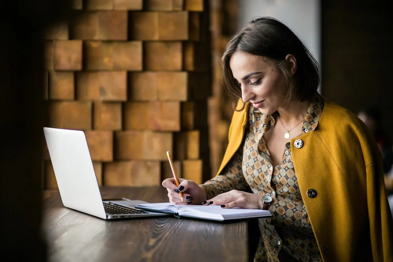 Mujer de negocios trabajando